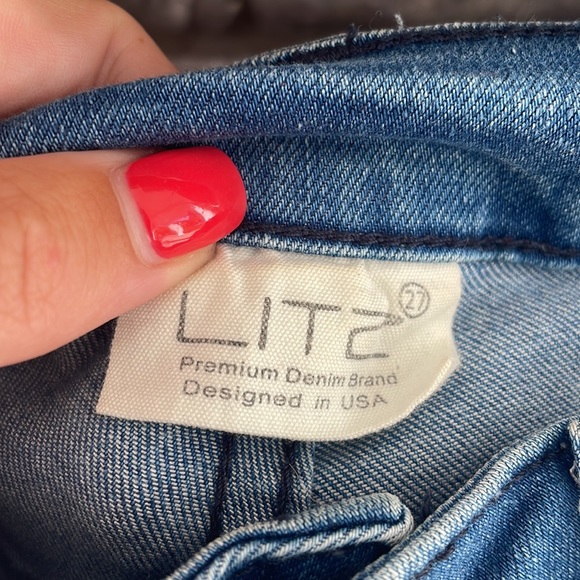 Cropped jeans. - Picture 2 of 3